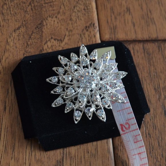 Silver Coloured Flower/Sun Brooch/Pin - Picture 6 of 6